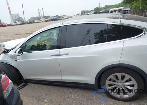 2019 Tesla Model X из США, поврежденный, VIN 5YJXCAE26KF188744